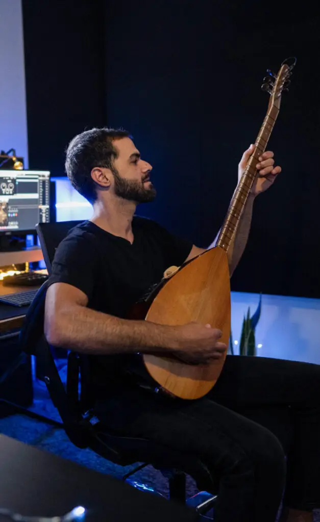 shlomi playing saz