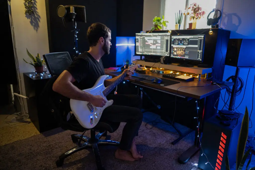 shlomi playing guitar img